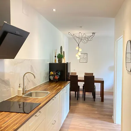 Mit Balkon Und 2 Schlafzimmer By Interhome Apartament